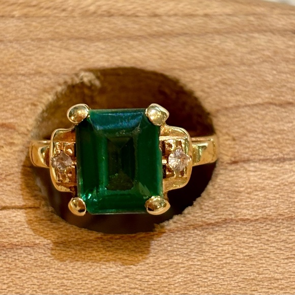 Elegant Gold Ring with Green Gemstone - Picture 3 of 3
